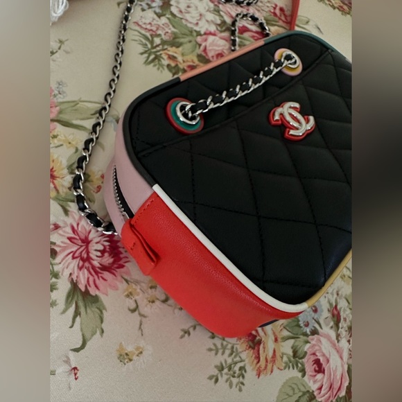 Authentic Multicolored Leather Chanel Purse. - Picture 5 of 15